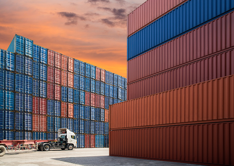 Container,Truck,Drive,Pass,Logistics,Containers,In,Shipyard,With,Beautiful venta de contenedores